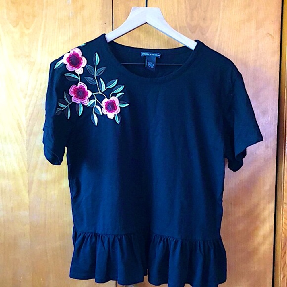 Chelsea & Theodore Black Top Floral Embroidery M